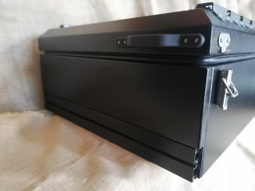 Cargo box by Quickpitch